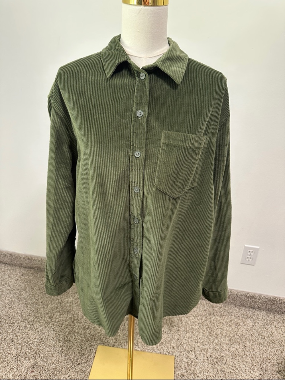 🎻 American Eagle Corduroy Button Up Shirt